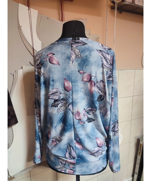 Wzorzysta bluzka Oversize z lejącego materiału - różowe listeczki